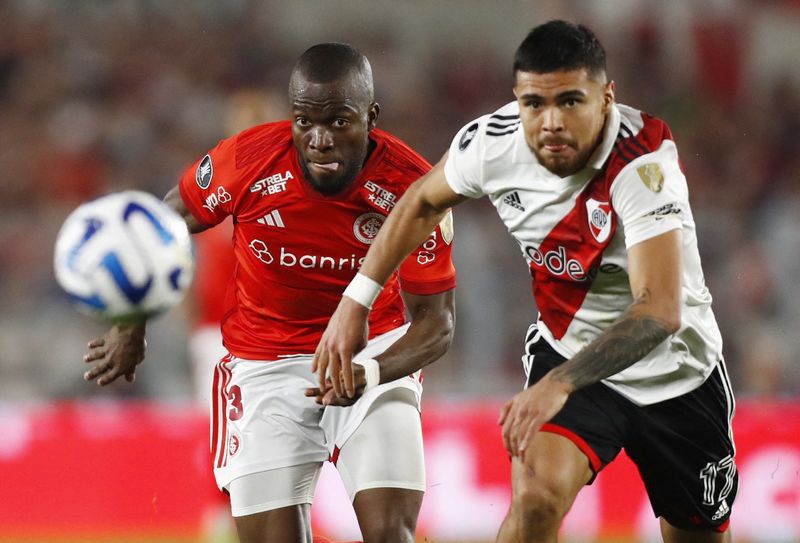 &copy; Reuters. FOTO DE ARCHIVO. Fútbol - Copa Libertadores - Octavos de final - Partido de ida - River Plate vs Internacional - Estadio Mas Monumental, Buenos Aires, Argentina - 1 de agosto de 2023 - Enner Valencia de Internacional disputa el balón con Paulo Díaz de 