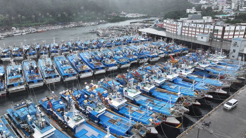 © Reuters. Fishing boats are anchored as they evacuate from typhoon Khanun at a port in Seogwipo on Jeju island, South Korea, August 9, 2023.   Yonhap via REUTERS  