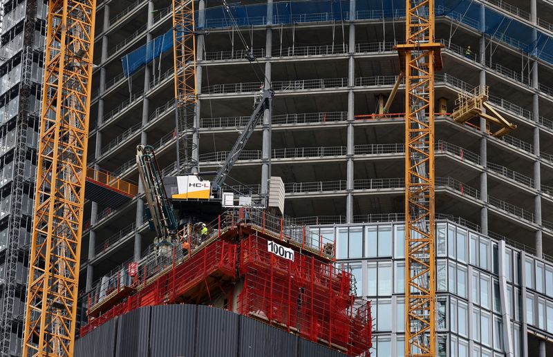 &copy; Reuters. Construction sites are photographed in Frankfurt, Germany, July 19, 2023. Germany's property sector is in stress, underscoring a major change of fortune for real estate in Europe's largest economy after an end to the era of cheap money. REUTERS/Kai Pfaffe