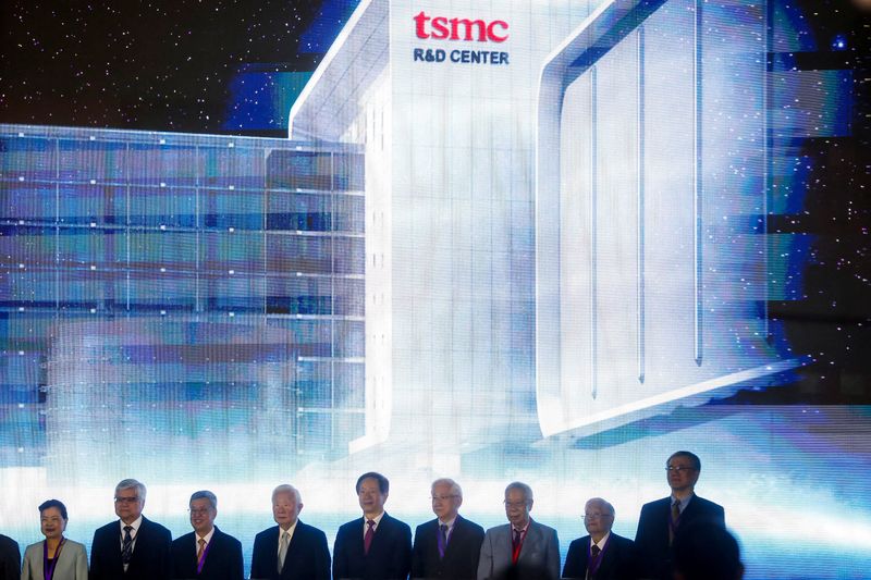 &copy; Reuters. FOTO DE ARCHIVO: Morris Chang, fundador de la Taiwan Semiconductor Manufacturing Company (TSMC) y Mark Liu, presidente de TSMC, posan para una foto de grupo en la inauguración del centro global de I+D de TSMC en Hsinchu, Taiwán, 28 de julio de 2023. REU