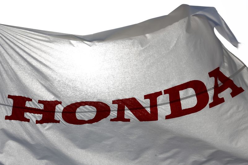 &copy; Reuters. FILE PHOTO: A flag with the company logo flies outside the Honda Motor Co. plant in Yorii, Saitama prefecture, Japan,  March 8, 2016. REUTERS/Thomas Peter/File Photo