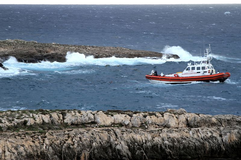 &copy; Reuters. Un garde côtier au large de l'ïle italienne de Lampedusa. /Photo prise le 24 novembre/REUTERS/Mauro Buccarello