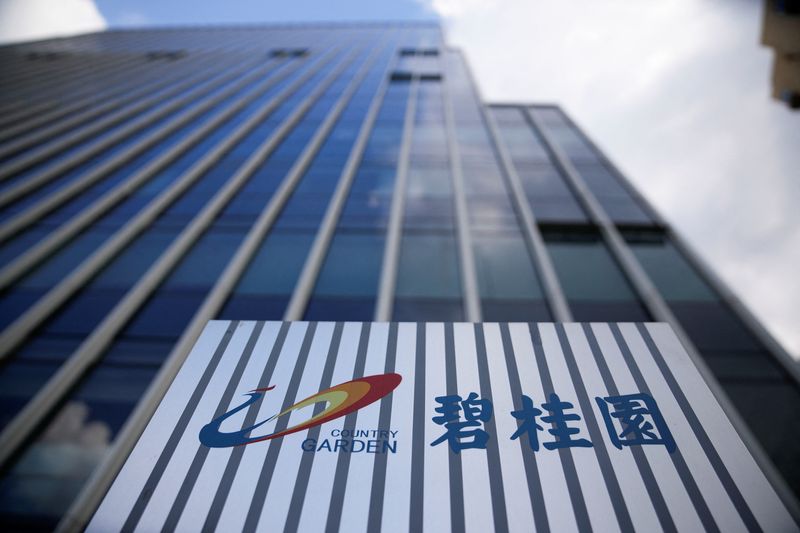 © Reuters. The company logo of Chinese developer Country Garden is pictured at the Shanghai Country Garden Center in Shanghai, China August 9, 2023. REUTERS/Aly Song