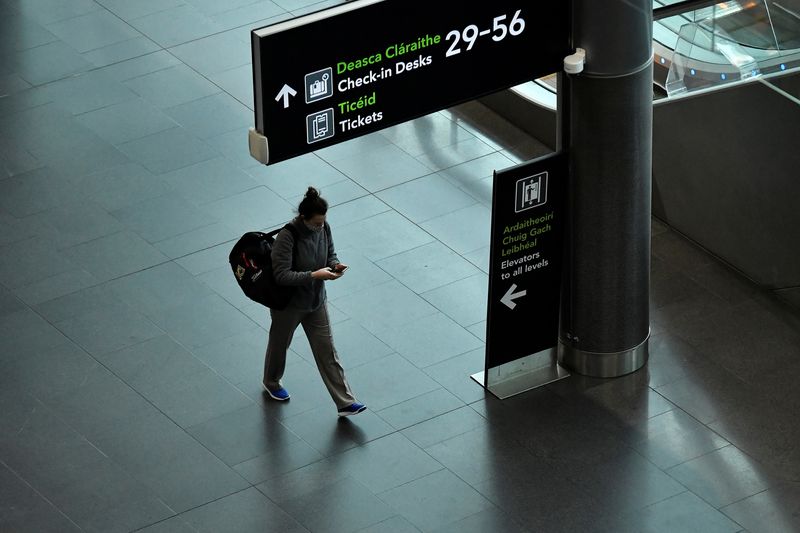 &copy; Reuters. FOTO DE ARCHIVO: Un pasajero abandona la zona de facturación en la Terminal 2 del Aeropuerto de Dublín, Irlanda. 3 de diciembre de 2021. REUTERS/Clodagh Kilcoyne