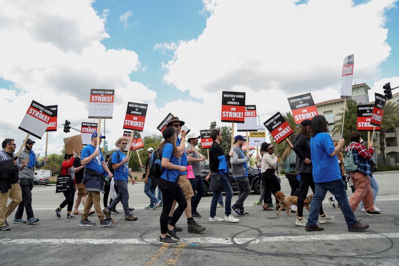&copy; Reuters. FILE PHOTO: Workers and supporters of the Writers Guild of America protest outside Universal Studios Hollywood in the Universal City area of Los Angeles, California, U.S., May 3, 2023. REUTERS/Mario Anzuoni//File Photo