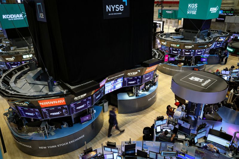 &copy; Reuters. Traders work on the floor of the New York Stock Exchange (NYSE) in New York City, U.S., July 7, 2023.  REUTERS/Brendan McDermid