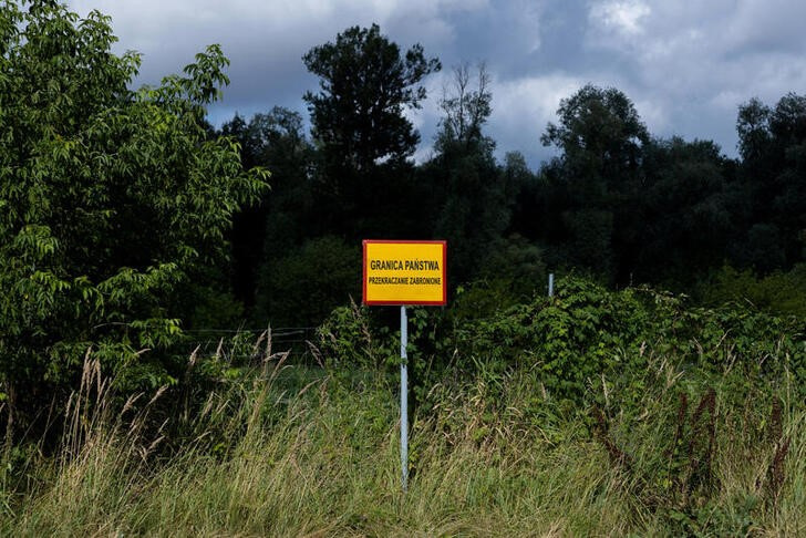 &copy; Reuters. لافتة بالقرب من نهر بوج على الحدود بين بولندا وروسيا البيضاء في بولندا يوم 30 يوليو تموز 2023. تصوير: كوبا ستيزيكي - رويترز.
