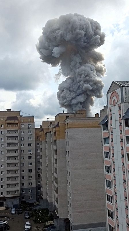 © Reuters. دخان يتصاعد بعد انفجار في منطقة سيرجيف بوساد بروسيا يوم الأربعاء في صورة مأخوذة من مقطع فيديو على وسائل التواصل الاجتماعي. صورة لرويترز. يحظر إعادة بيع الصورة أو وضعها في الأرشيف. 