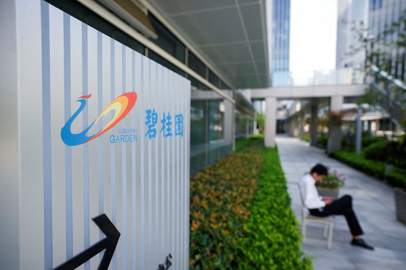 © Reuters. The company logo of Chinese developer Country Garden is pictured at the Shanghai Country Garden Center in Shanghai, China August 9, 2023. REUTERS/Aly Song