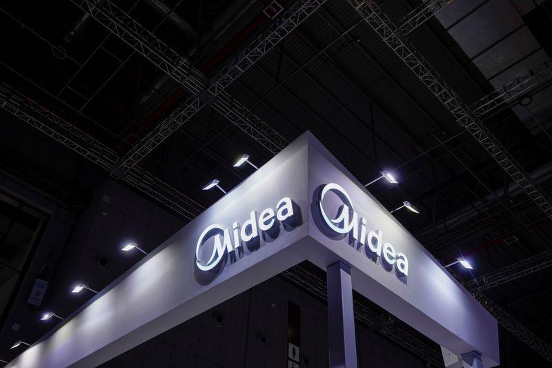 &copy; Reuters. FILE PHOTO: A Midea company sign is seen at the Appliance and Electronics World Expo (AWE) in Shanghai, China March 23, 2021. REUTERS/Aly Song/File Photo