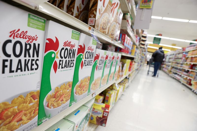 &copy; Reuters. FILE PHOTO: Kellogg's Corn Flakes, owned by Kellogg Company, are seen for sale in a store in Queens, New York City, U.S., February 7, 2022. REUTERS/Andrew Kelly/File Photo