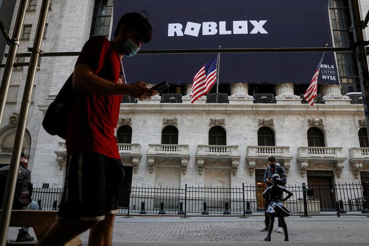 © Reuters. FILE PHOTO: The Roblox logo is displayed on a banner, to celebrate the company's IPO, on the front facade of the New York Stock Exchange (NYSE) in New York, U.S., March 10, 2021. REUTERS/Brendan McDermid/File Photo