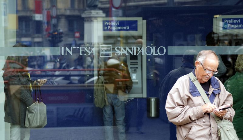 &copy; Reuters. Les guichets automatiques bancaires d'Intesa Sanpaolo à Milan, en Italie. /Photo prise le 1er octobre 2013/REUTERS/Stefano Rellandini 