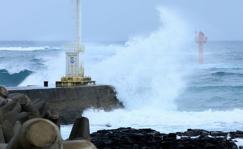 &copy; Reuters. Onda causada pelo tufão Khanun atinge paredão em Seogwipo, na ilha de Jeju
09/08/2023
Yonhap via REUTERS