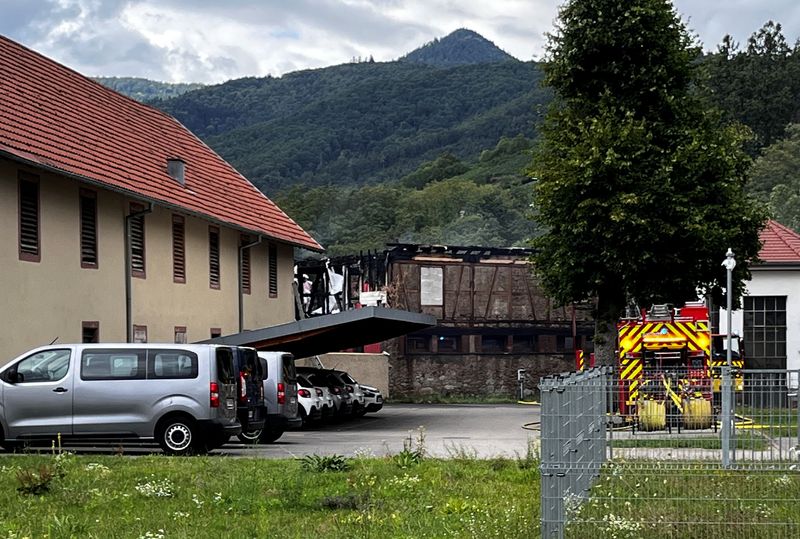 © Reuters. Les restes d'une maison de vacances dans l'est de la France près de Colmar où des personnes handicapées ont été tuées alors qu'un incendie s'est déclaré, à Wintzenheim. /Photo prise le 9 août 2023/REUTERS/Tilman Blasshofer