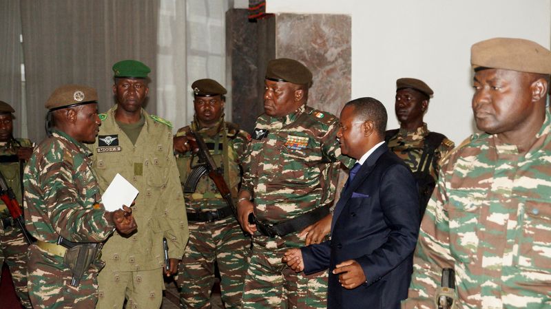 &copy; Reuters. General Abdourahmane Tiani e outras autoridades em Niamei
 28/7/2023   REUTERS/Balima Boureima