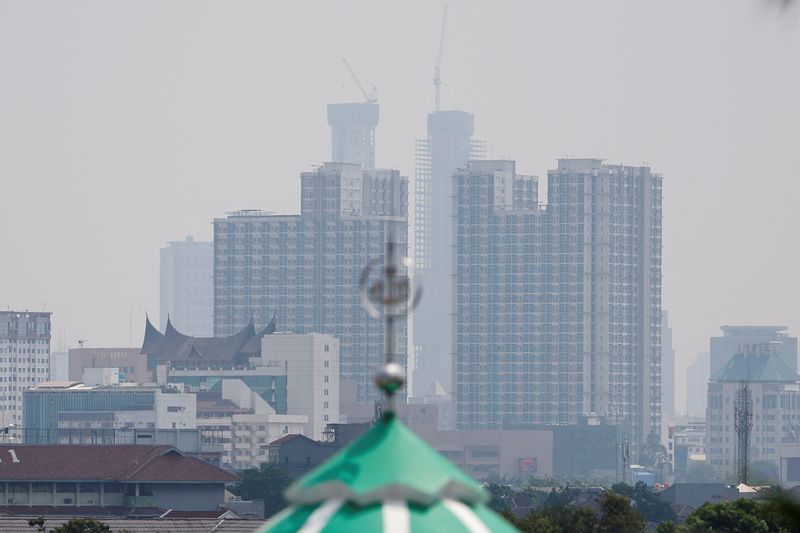 &copy; Reuters. 大気汚染防止技術を提供するスイスのＩＱＡｉｒのデータで、インドネシアの首都ジャカルタ（写真）が世界で最も大気汚染の深刻な都市となった。（２０２３年　ロイター/Willy Kurniawan）