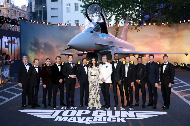 &copy; Reuters. FILE PHOTO: Cast and crew including actors Tom Cruise and Jennifer Connelly pose for a group photo at the premiere of 'Top Gun: Maverick' in London, Britain May 19, 2022. REUTERS/Henry Nicholls
