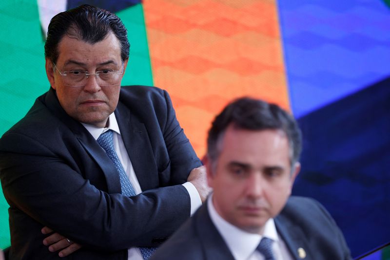 &copy; Reuters. Senador Eduardo Braga (à esquerda) e o presidente da Casa, Rodrigo Pacheco, participam de cerimônia no Palácio do Planalto 
13/07/2023
REUTERS/Adriano Machado