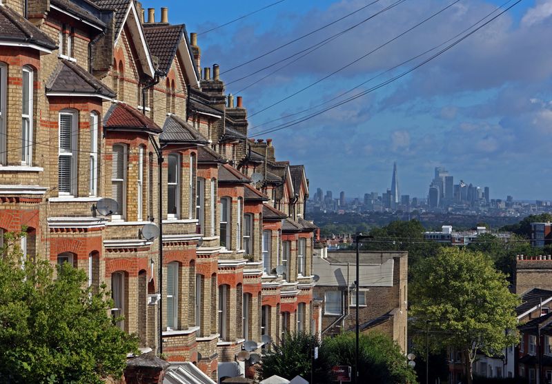 &copy; Reuters. FILE PHOTO-Buildings in the City of London are seen alongside Victorian residential housing in South London, Britain, August 1, 2023. REUTERS/ Susannah Ireland/File Photo