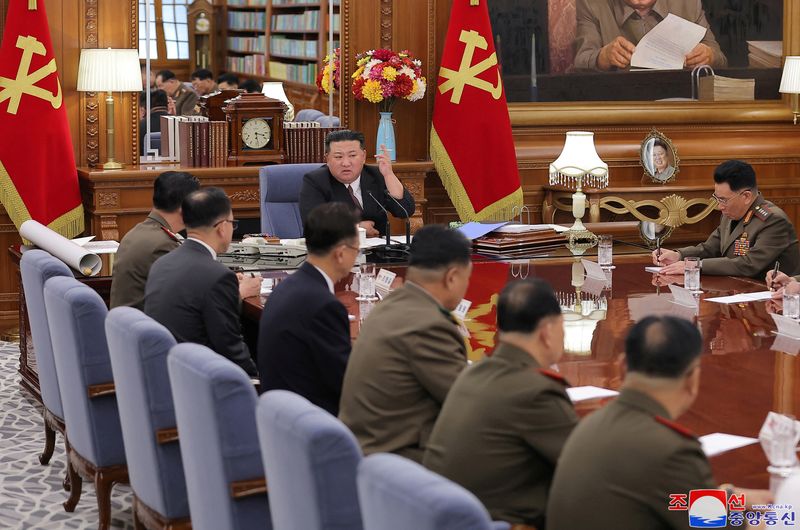 &copy; Reuters. زعيم كوريا الشمالية كيم جونج أون خلال اجتماع في مقر اللجنة المركزية لحزب العمال الكوري في بيونجيانج يوم الأربعاء. صورة لرويترز من وكالة الأ