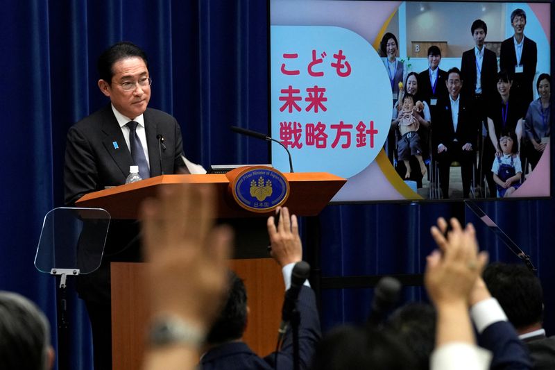 &copy; Reuters. FOTO DE ARCHIVO. Reporteros levantan la mano para hacer una pregunta al primer ministro japonés, Fumio Kishida, durante una conferencia de prensa en la oficina del primer ministro en Tokio, Japón. 13 de junio de 2023. Eugene Hoshiko/Pool vía REUTERS