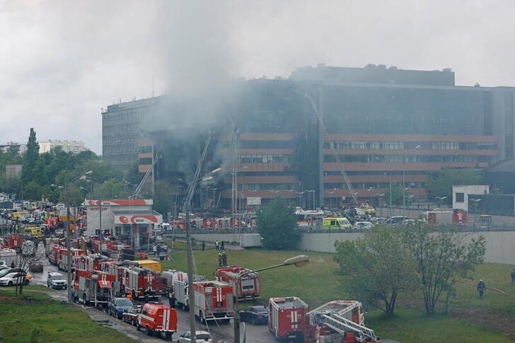 &copy; Reuters. ロシアの救急当局は１０日未明、モスクワ郊外ドモジェドボの自動車修理店で火災が発生したと明らかにした。写真は、２０２２年６月３日にモスクワ市内のビジネスセンターで発生した火