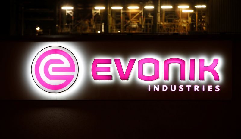 &copy; Reuters. FOTO DE ARCHIVO: El logotipo de la empresa alemana de especialidades químicas Evonik Industries AG en su planta de Bitterfeld, Alemania, 29 de febrero de 2016. REUTERS/Fabrizio Bensch