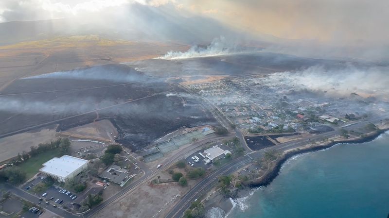 © Reuters. An aerial view as smoke rises from burnt areas amidst wildfires in Maui, Hawaii, U.S., August 9, 2023, in this screenshot taken from a social media video. Vince Carter/via REUTERS  