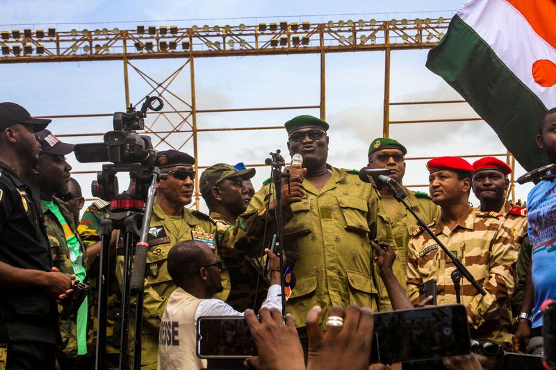 &copy; Reuters. أعضاء بالمجلس العسكري الذين قادوا انقلابا في النيجر في حشد باستاد في العاصمة نيامي يوم السادس من أغسطس آب 2023. تصوير: محمدو حميدو - رويترز.