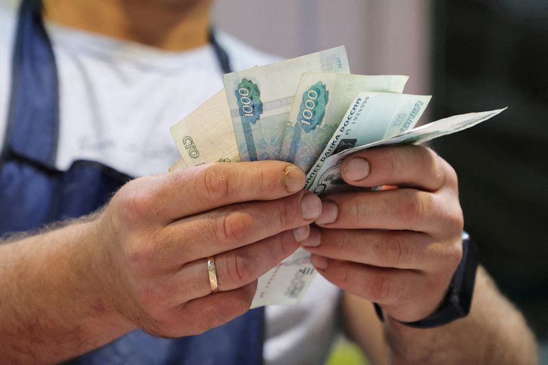 &copy; Reuters. 　８月９日、ロシア中央銀行は財務省に代わって行っている外貨買入れを１０日から年末まで休止すると発表した。写真はルーブル紙幣。７月、サンクトペテルブルクで撮影（２０２３年　