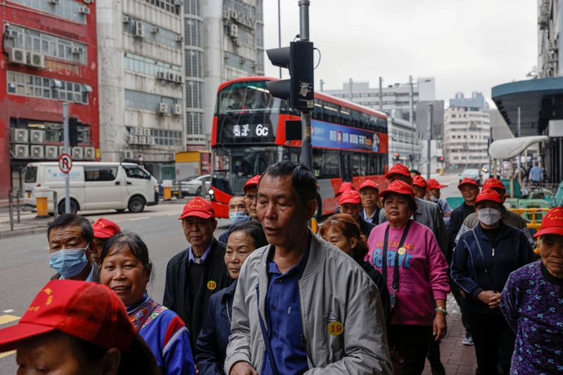 &copy; Reuters. FOTO DE ARCHIVO. Turistas chinos continentales en viajes de bajo coste hacen cola frente a un restaurante después de comer en To Kwa Wan, en Hong Kong, China. 30 de marzo de 2023. REUTERS/Tyrone Siu