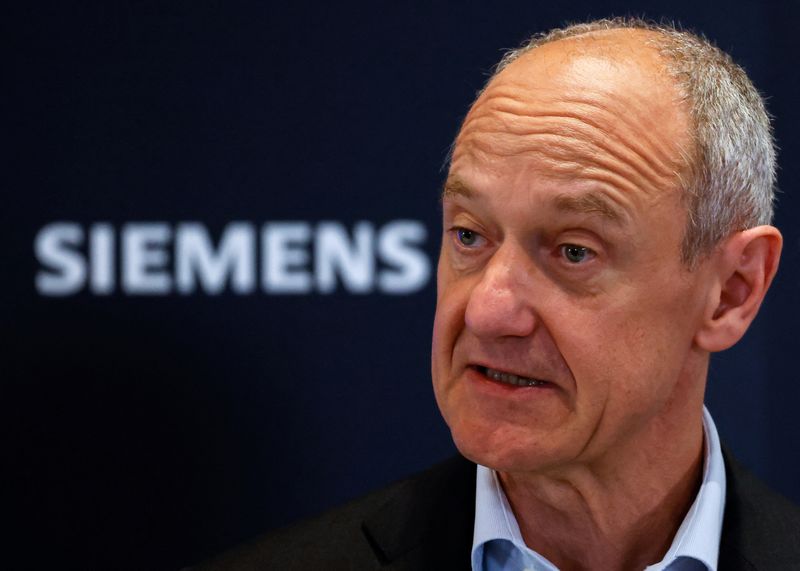 &copy; Reuters. FILE PHOTO: Siemens CEO Roland Busch announces their plans for a new Singapore plant, at their office in Singapore June 15, 2023. REUTERS/Edgar Su