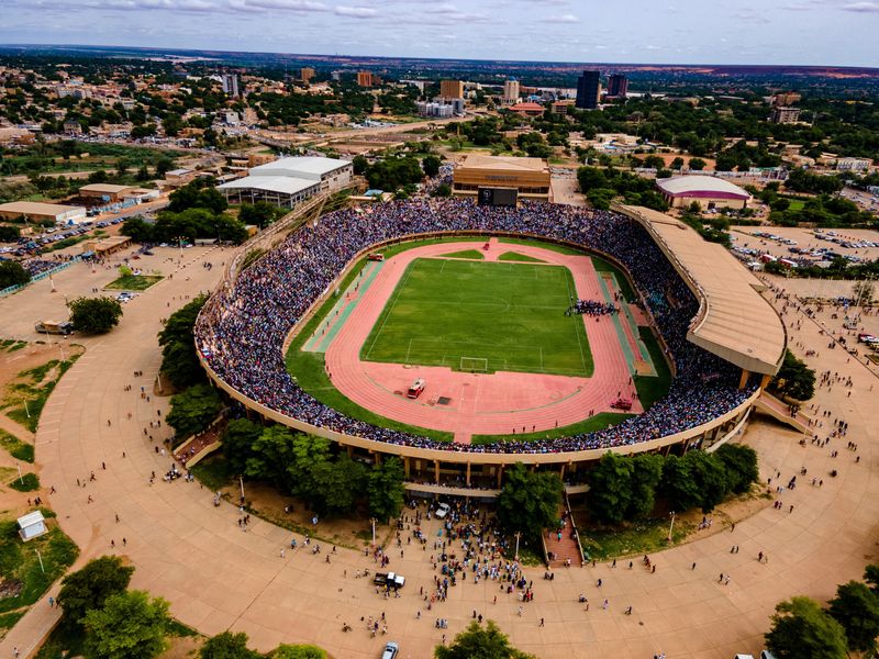 &copy; Reuters. Vue générale alors que les partisans des putschistes nigériens participent à un rassemblement dans un stade de Niamey. /Photo prise le 6 août 2023 à Niamey, Niger/REUTERS/Mahamadou Hamidou