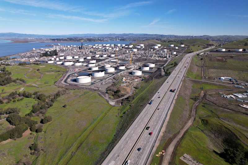 &copy; Reuters. FOTO DE ARCHIVO: Vista general de la refinería Phillips 66, Rodeo, California, Estados Unidos 2 de marzo de 2023. REUTERS/Nathan Frandino/Foto de archivo