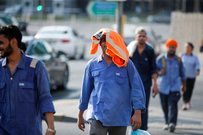 &copy; Reuters. عامل يغطي رأسه بسترة الأمان ليحمي نفسه من أشعة الشمس خلال فترة الظهيرة في مدينة المنامة عاصمة البحرين يوم الثاني من أغسطس آب 2023. تصوير: حمد م
