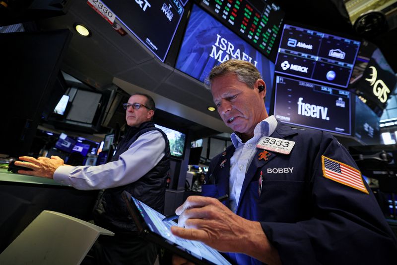 &copy; Reuters. FILE PHOTO: Traders work on the floor of the New York Stock Exchange (NYSE) in New York City, U.S., July 26, 2023.  REUTERS/Brendan McDermid/ File Photo