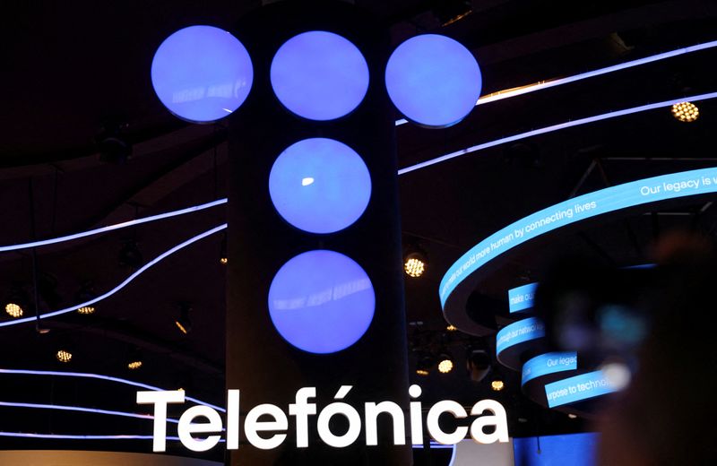 &copy; Reuters. شعار شركة الاتصالات (تليفونيكا) في معرض ببرشلونة يوم 28 فبراير شباط 2023. تصوير: ناشو دوسي - رويترز.
