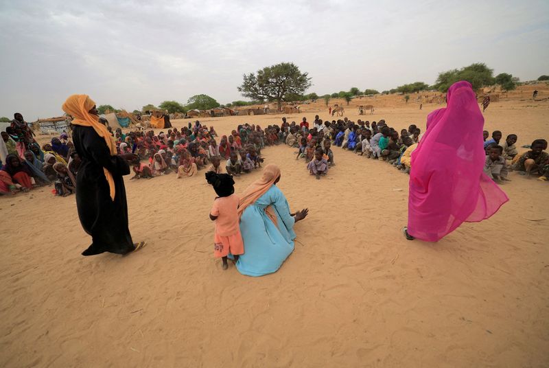 &copy; Reuters. FILE PHOTO: Zahra Haroun, 19, Nawal Adama, 32, Zahra Mohamed, 20, Sudanese refugee teachers who have fled the violence in Sudan's Darfur region, give their first entertainment and sport training session for refugee children at makeshift shelters near the 