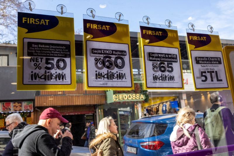 &copy; Reuters. FILE PHOTO: People walk past a shop advertising sales in Istanbul, Turkey, January 19, 2023. REUTERS/Umit Bektas/File Photo