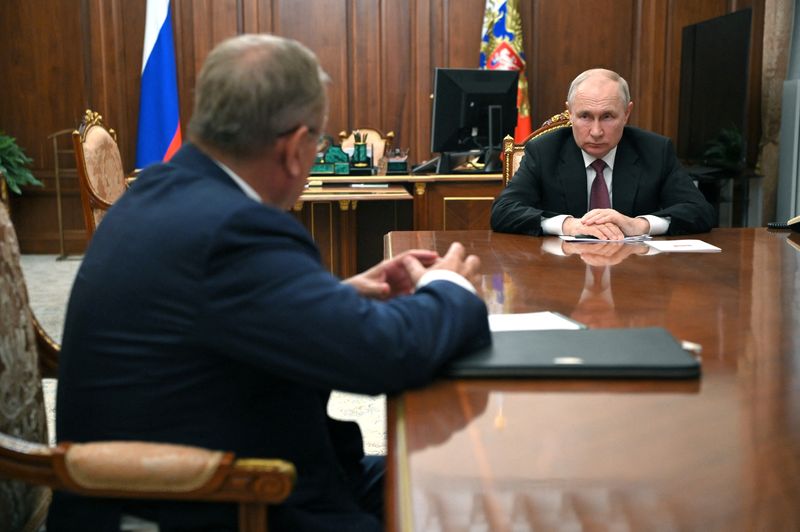 &copy; Reuters. Russian President Vladimir Putin attends a meeting with CEO of VTB bank Andrei Kostin in Moscow, Russia, August 10, 2023. Sputnik/Mikhail Klimentyev/Kremlin via REUTERS 