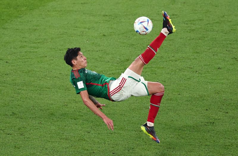 &copy; Reuters. لاعب وسط المكسيك إيدسون ألفاريز خلال مباراة منتخب المكسيك أمام بولندا في كأس العالم لكرة القدم بقطر يوم 22 نوفمبر تشرين الثاني 2022. تصوير: مار