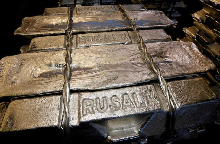 &copy; Reuters. Imagen de archivo de lingotes de aluminio almacenados en la fundición Rusal Krasnoyarsk en Krasnoyarsk, Rusia. 3 octubre 2018. REUTERS/Ilya Naymushin