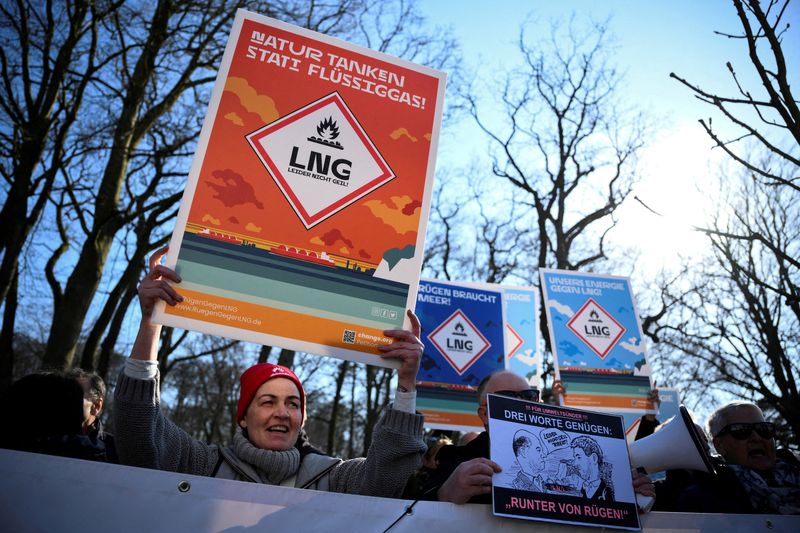 &copy; Reuters. FILE PHOTO: People protest with posters that read "Nature refuel instead liquid gas, LNG unfortunately not cool" ahead of the roundtable meeting on the federal plans of a possible construction of an LNG terminal in the baltic sea off Ruegen island to ensu