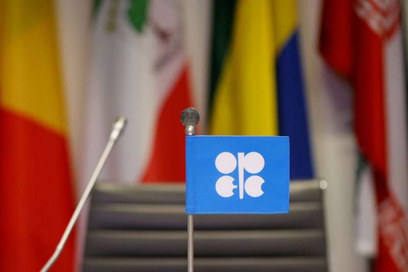 &copy; Reuters. FOTO DE ARCHIVO: Una bandera de la OPEP en el día de la reunión de la OPEP + en Viena en Viena, Austria 5 de octubre 2022. REUTERS/Lisa Leutner