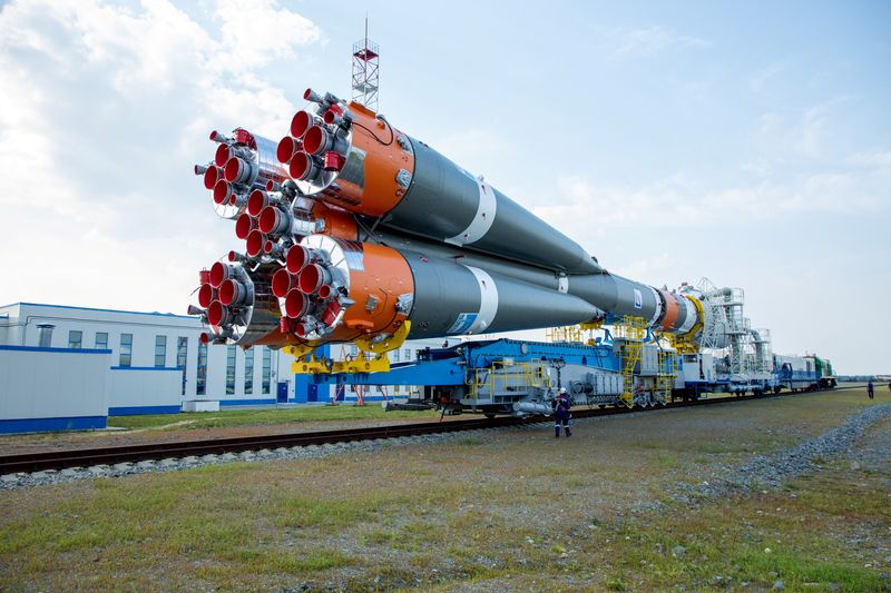 &copy; Reuters. الصاروخ (سويوز 2.1 في) الذي يحمل المركبة لونا-25 يتم رفعه على منصة الإطلاق من قاعدة ڤوستوتشني الفضائية يوم الثامن من أغسطس آب 2023. صورة لرويترز.