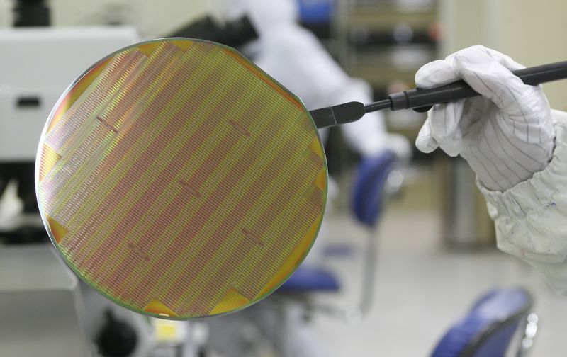 &copy; Reuters. Une plaquette dans une usine de semi-conducteurs à Pyeongtaek, en Corée du Sud. /Photo prise le 3 mars 2008/REUTERS/Lee Jae-Won (CORÉE DU SUD)