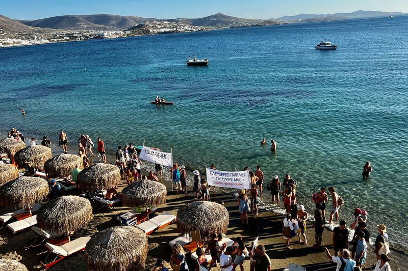 &copy; Reuters. Protesters stage demonstration for free access to beaches on Marcello and Krios beaches, in Paros island, Greece, July 30, 2023. REUTERS/Ronit Nesher
