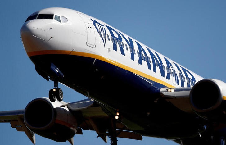 &copy; Reuters. Imagen de archivo de un avión de Ryanair aproximándose al aeropuerto Paris-Beauvais en Tille, Francia. 27 septiembre 2018. REUTERS/Christian Hartmann