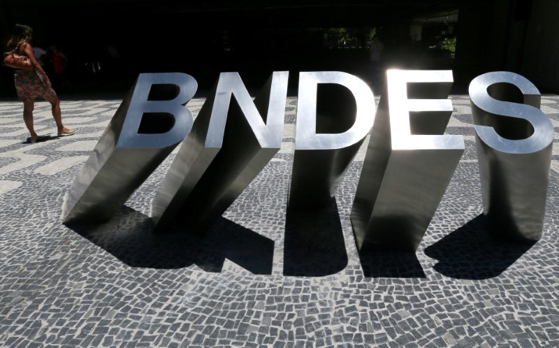 &copy; Reuters. FOTO ARCHIVO: Un cartel en la entrada principal del edificio del Banco Nacional de Desarrollo de Brasil (BNDES) se ve en Río de Janeiro, Brasil 8 de enero de 2019. REUTERS/Sergio Moraes/Foto de archivo 